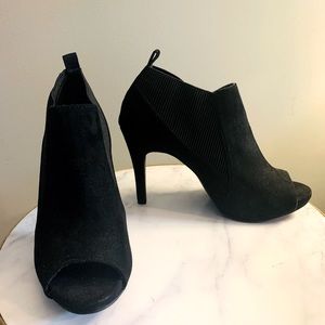 Black Vera Wang pump/heels